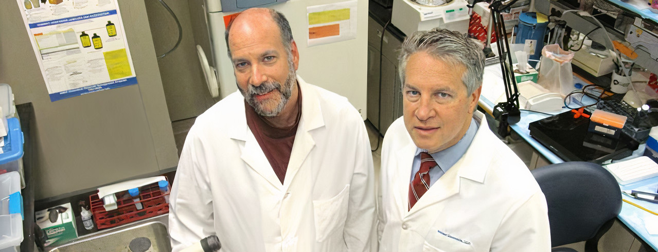 Dr. Kohn and Dr. Giannobile pose for a picture in their lab